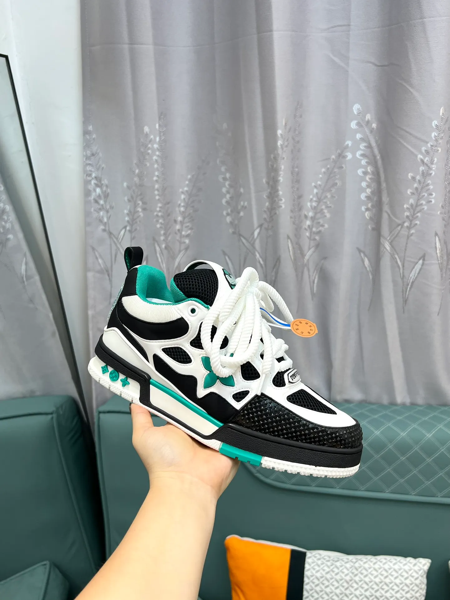 Men's men's shoes💰800 LV top version new style purchasing quality LV~Louis Vuitton LV TRAINER's best-looking sneakers, donkey brand strongly promotes new products, official website limited edition retro basketball sneakers! Both high-top and low-top models spent money to purchase 1:1 accurate reproductions of the originals. The details are invincible and full of sincerity. The imported custom-made original cowhide leather is the same as the original package. The details are 100% restored. The private model customizes the original one-piece TPU outsole. It is different from other brands. Without the original version, this effect cannot be achieved!                Men's and women's models 35-40 39-45 (46 is custom-made and cannot be returned or exchanged)